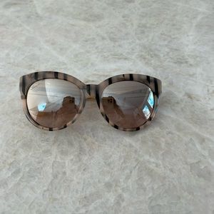 Gucci sunglasses with case and authentication card
